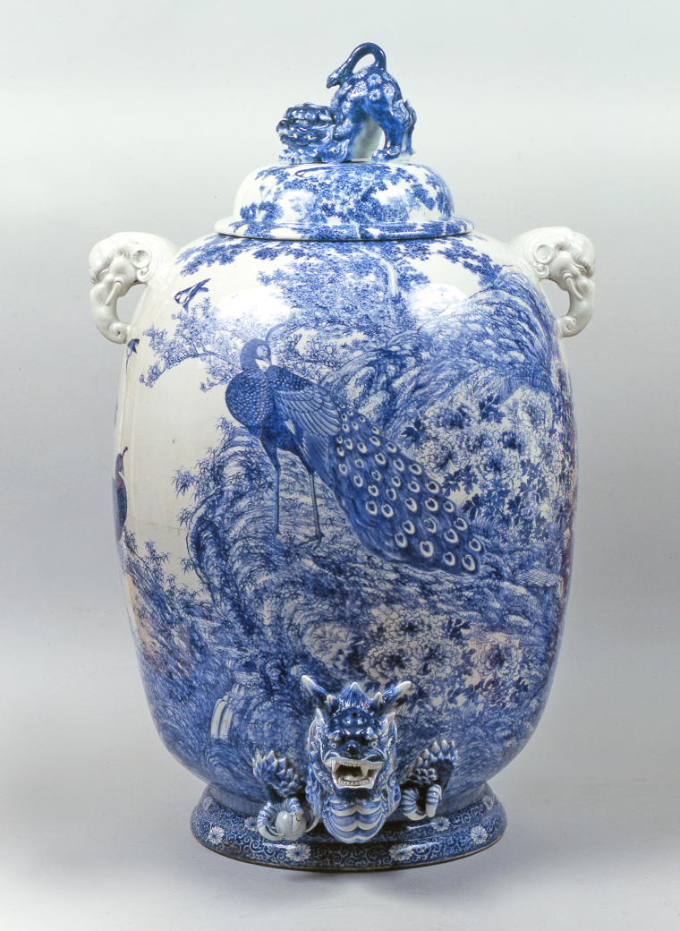 画像：染付花鳥図獅子鈕付大飾壷 